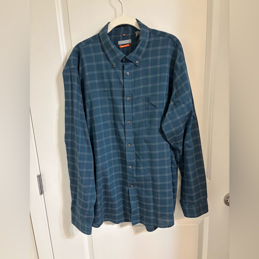 Van Heusen long sleeve plaid. Button front. Men’s shirt